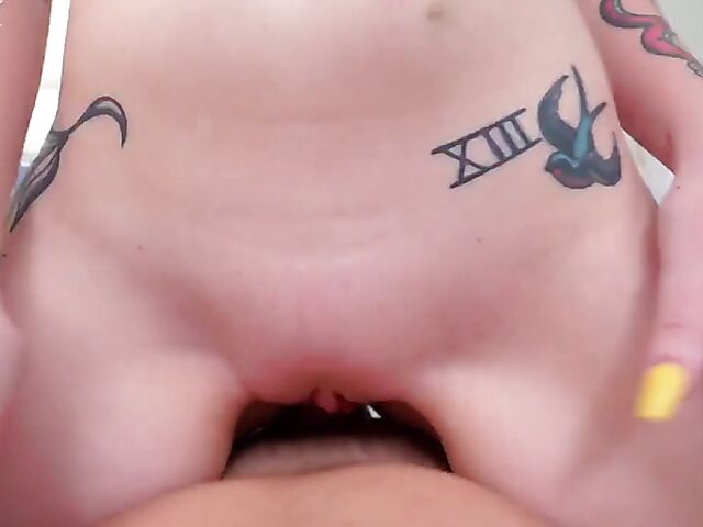 Pizza delivery girl Marilyn Johnson comes in to get her pink pussy pounded