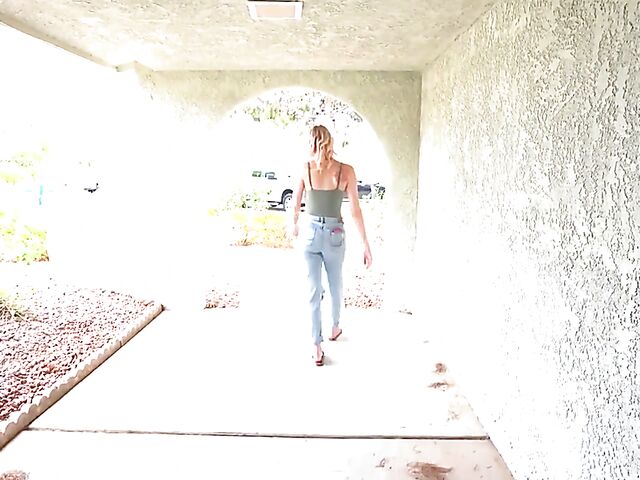 Pizza delivery girl Marilyn Johnson comes in to get her pink pussy pounded