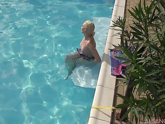 Miss Melissa - Outdoor dildo fuck alone poolside