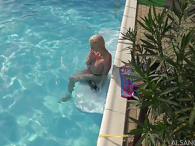 Miss Melissa - Outdoor dildo fuck alone poolside