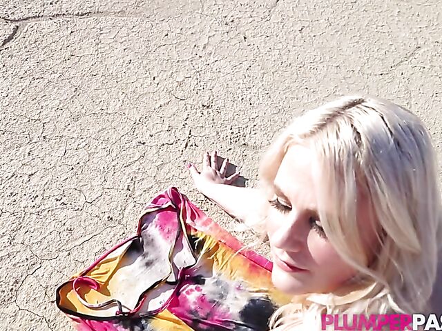 Curvy Mary - Butt naked BBW outdoor masturbation in the desert