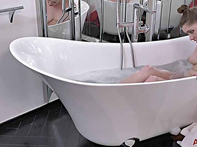 Bathtub masturbation with milfy babe Elisa Tiger