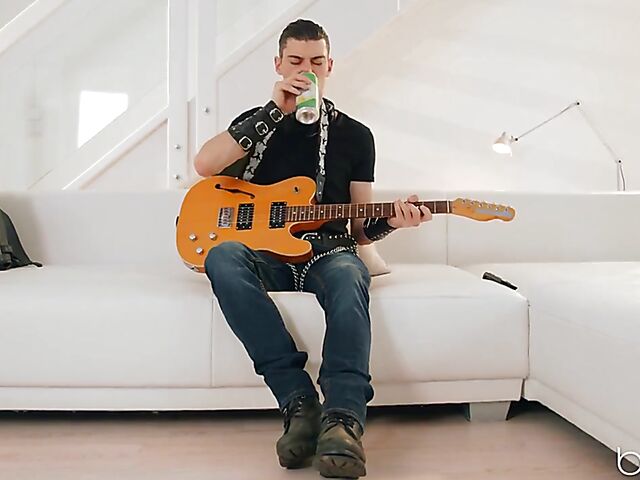 Hot girl Mia Evans seduces a guy into fucking her delicious pussy