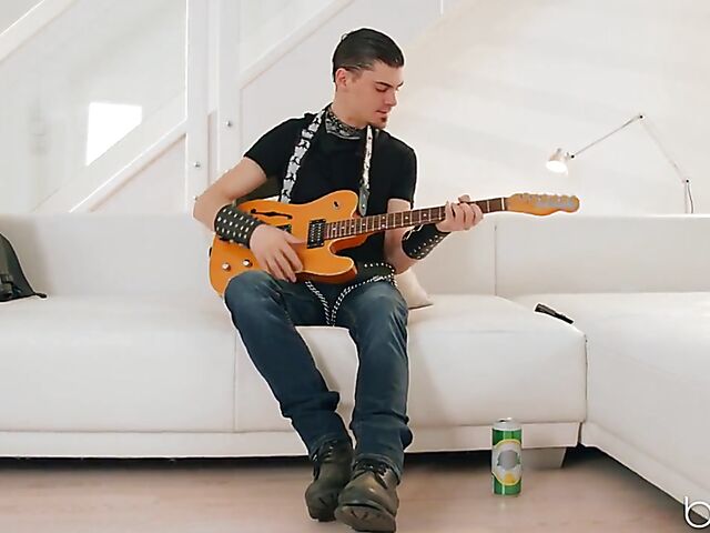 Hot girl Mia Evans seduces a guy into fucking her delicious pussy