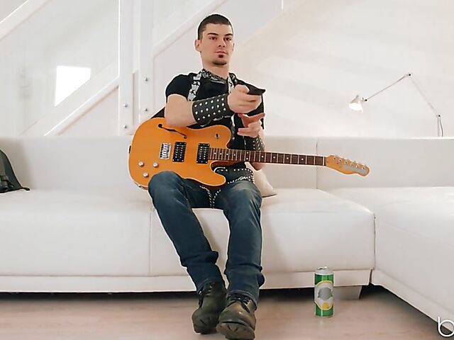 Hot girl Mia Evans seduces a guy into fucking her delicious pussy