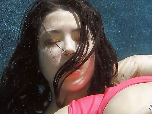 Daisy Haze & Kelly Diamond - Lesbian underwater sex in the pool
