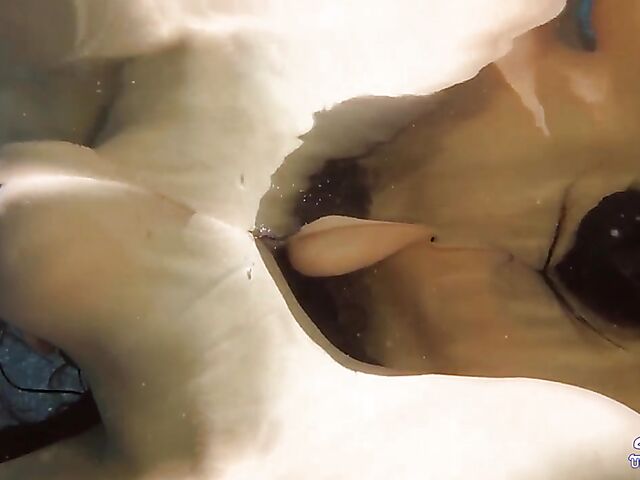 Daisy Haze & Kelly Diamond - Lesbian underwater sex in the pool