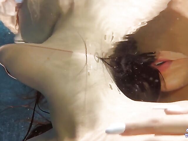 Daisy Haze & Kelly Diamond - Lesbian underwater sex in the pool