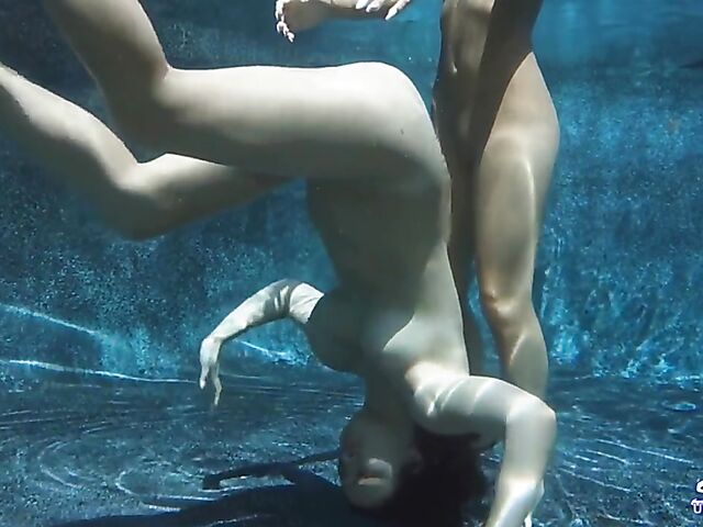 Daisy Haze & Kelly Diamond - Lesbian underwater sex in the pool