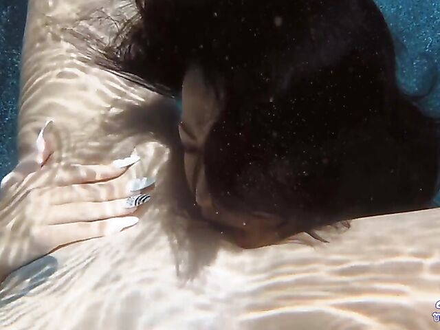 Daisy Haze & Kelly Diamond - Lesbian underwater sex in the pool