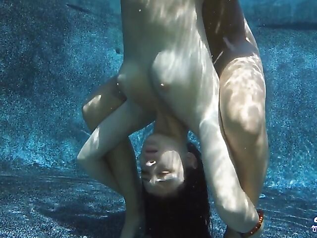 Daisy Haze & Kelly Diamond - Lesbian underwater sex in the pool