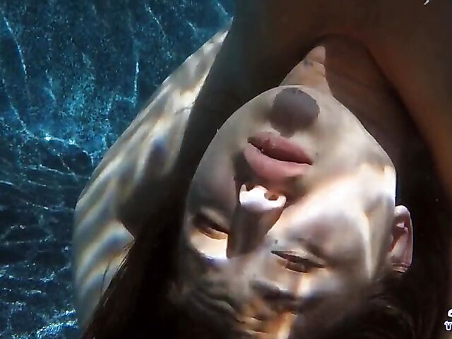 Daisy Haze & Kelly Diamond - Lesbian underwater sex in the pool