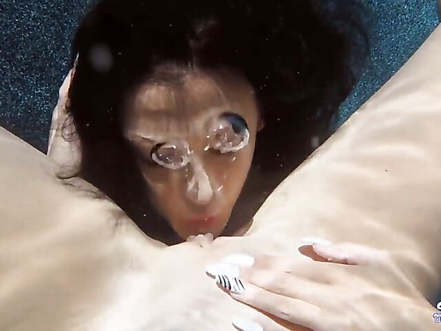 Daisy Haze & Kelly Diamond - Lesbian underwater sex in the pool