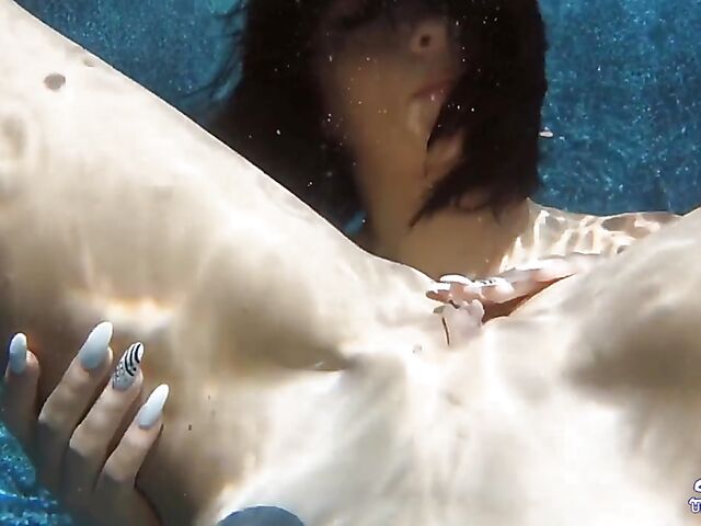 Daisy Haze & Kelly Diamond - Lesbian underwater sex in the pool