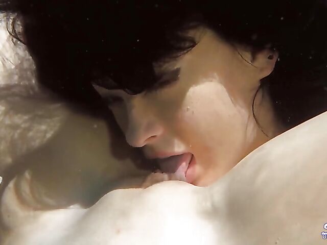 Daisy Haze & Kelly Diamond - Lesbian underwater sex in the pool