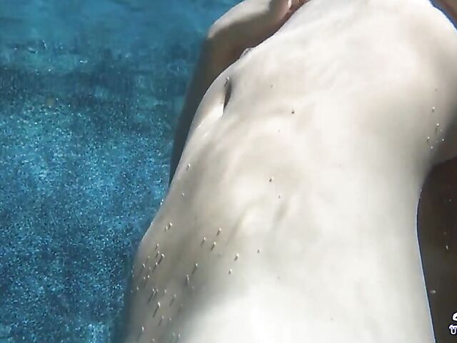 Daisy Haze & Kelly Diamond - Lesbian underwater sex in the pool