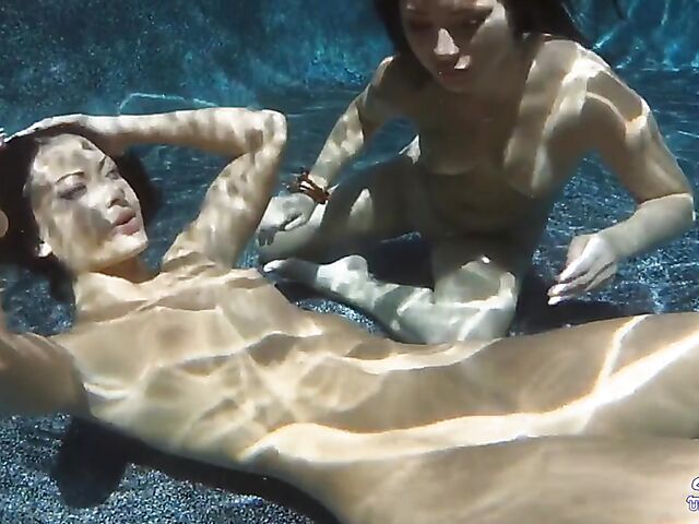 Daisy Haze & Kelly Diamond - Lesbian underwater sex in the pool