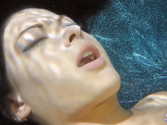 Daisy Haze & Kelly Diamond - Lesbian underwater sex in the pool