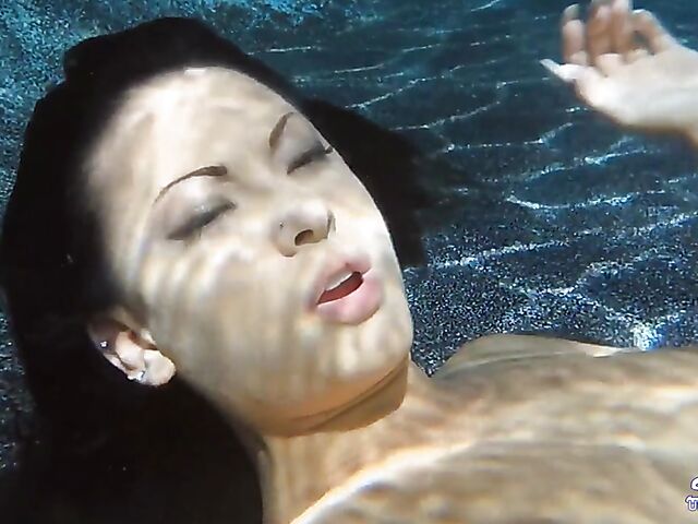 Daisy Haze & Kelly Diamond - Lesbian underwater sex in the pool