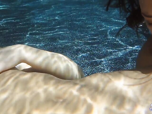 Daisy Haze & Kelly Diamond - Lesbian underwater sex in the pool