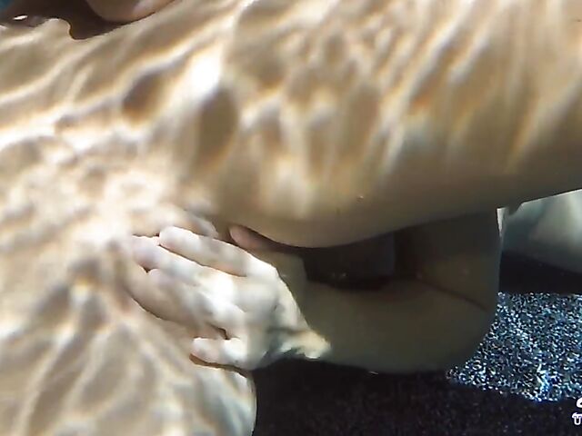 Daisy Haze & Kelly Diamond - Lesbian underwater sex in the pool