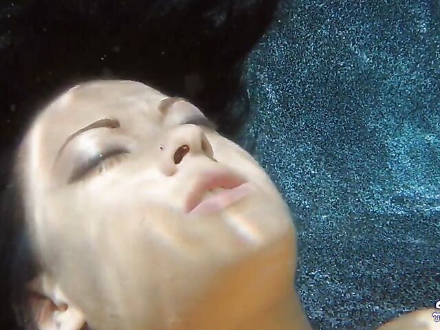 Daisy Haze & Kelly Diamond - Lesbian underwater sex in the pool