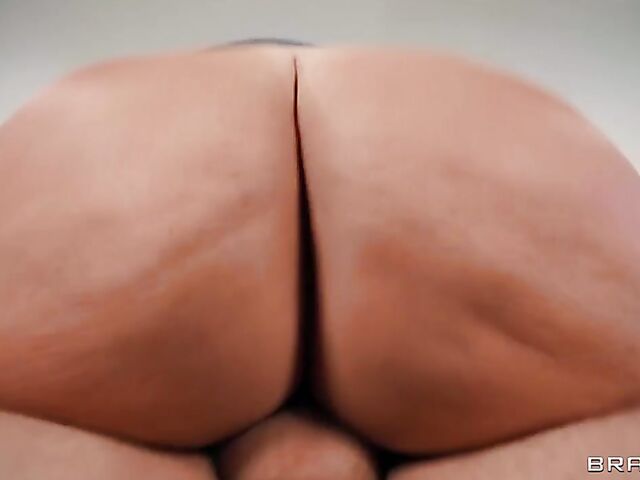 Bubble butt MILF with big titties Julie Cash is sex worthy