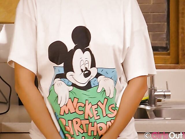 Australian solo girl Wendy gets nude and fingers herself in the kitchen