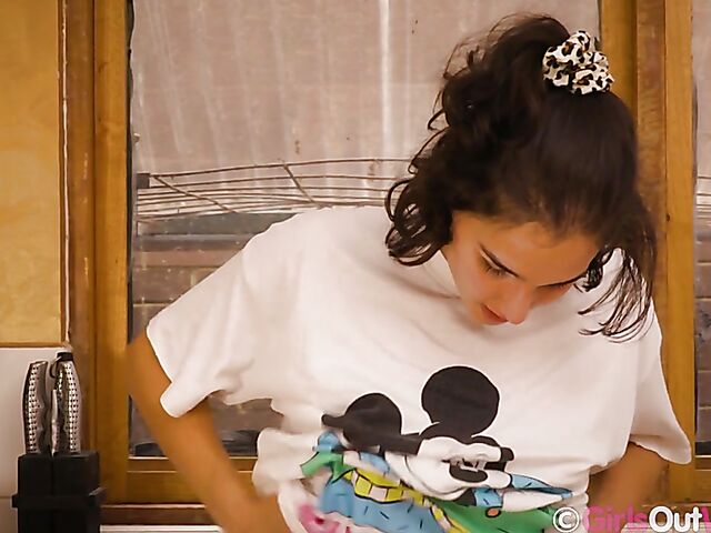 Australian solo girl Wendy gets nude and fingers herself in the kitchen