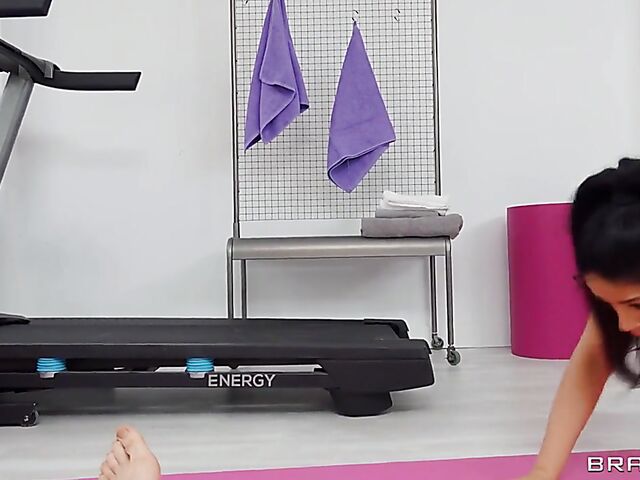 Hot threesome workout with cum hungry Julia De Lucia and Olivia Lapiedra