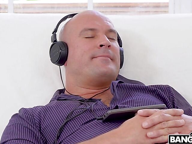 Blake Blossom - Sporty blonde with natural boobs fucks in leggings