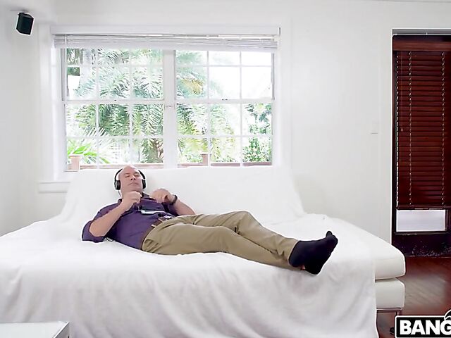 Blake Blossom - Sporty blonde with natural boobs fucks in leggings