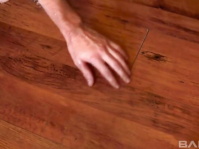 Making Sarah Vickers' wet pussy squirt