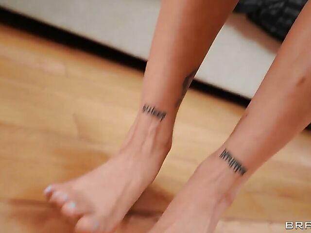 Big tits latex babe Gabbie Carter is ready for it