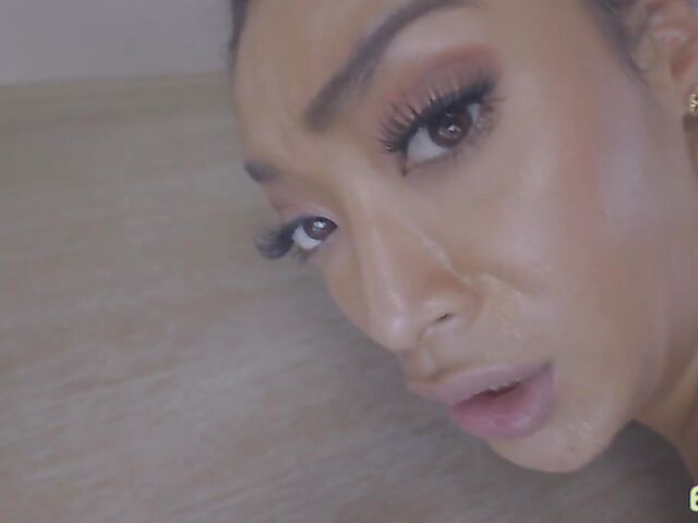 Virtual POV sex with exotic gamer girl Sarah Lace