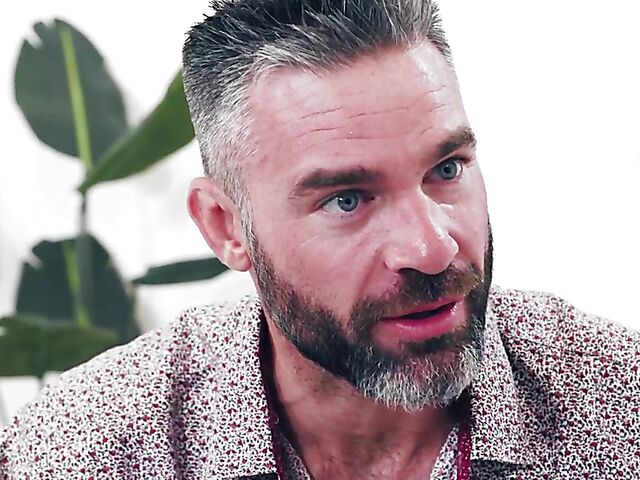 Honey Gold - Shaved pussy, shaved head