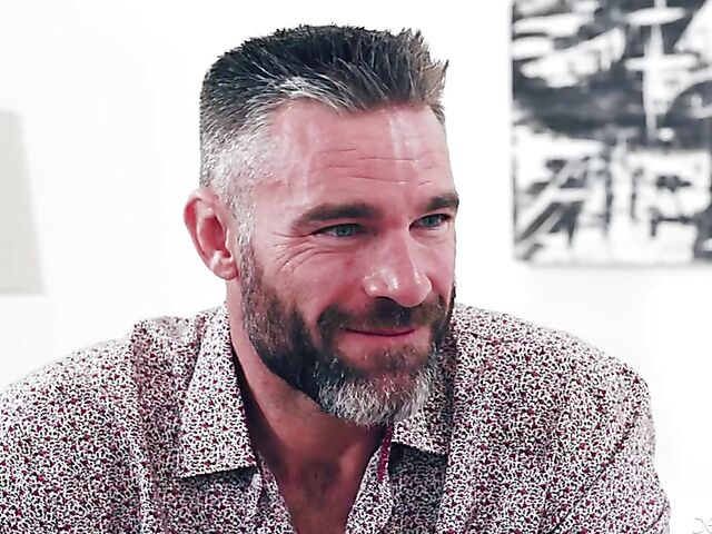 Honey Gold - Shaved pussy, shaved head