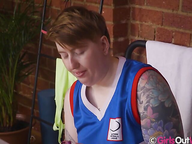 Ginger Snaps - Chubby solo with a glass toy in the locker room