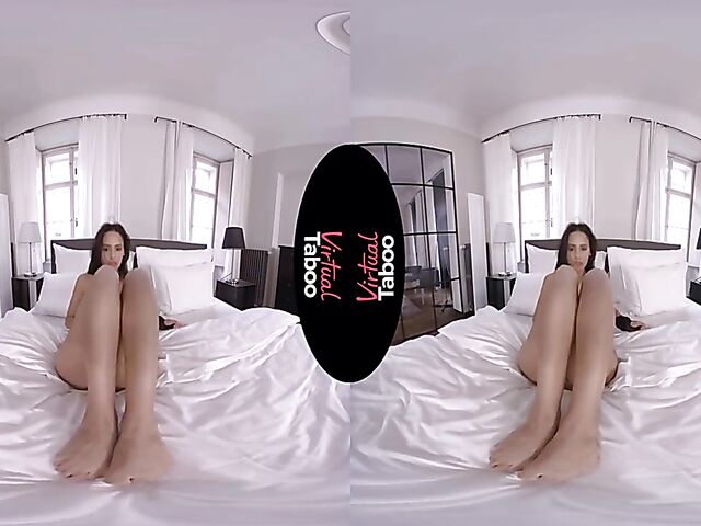 Big bottom babe Andreina De Luxe fingering herself in VR 3D