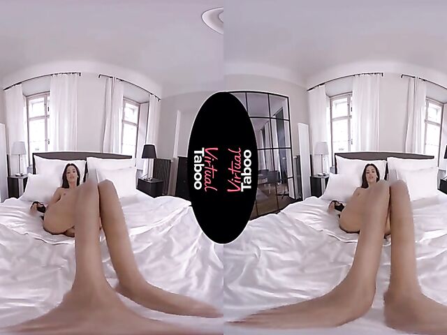 Big bottom babe Andreina De Luxe fingering herself in VR 3D