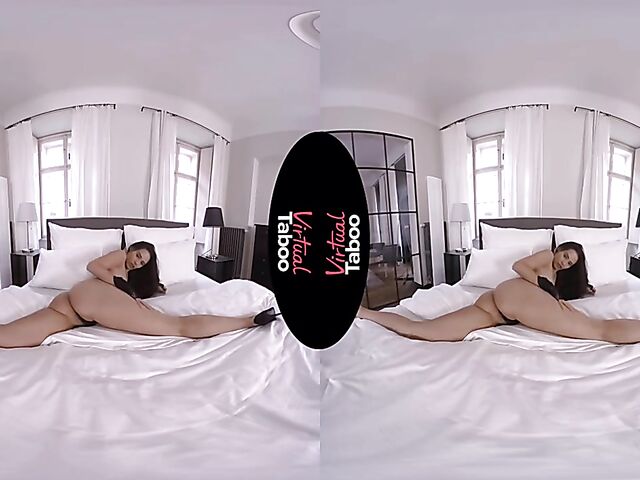 Big bottom babe Andreina De Luxe fingering herself in VR 3D