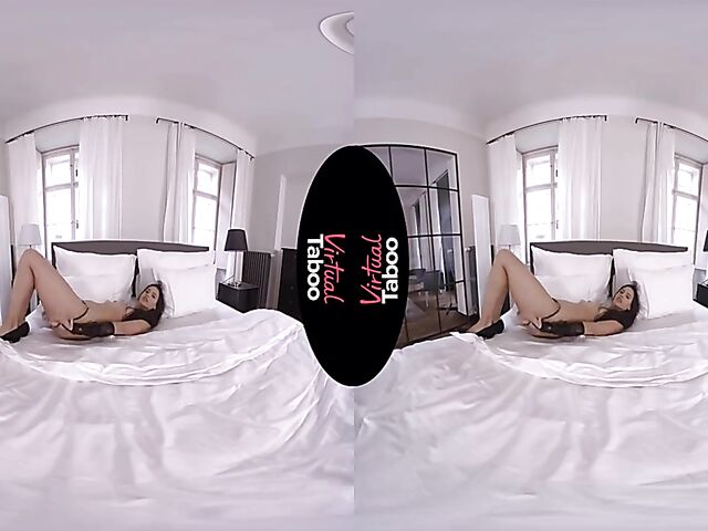 Big bottom babe Andreina De Luxe fingering herself in VR 3D