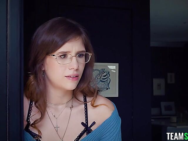 Chick with glasses Isabel Moon having hot sex on the couch