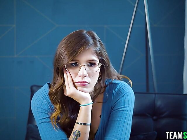 Chick with glasses Isabel Moon having hot sex on the couch