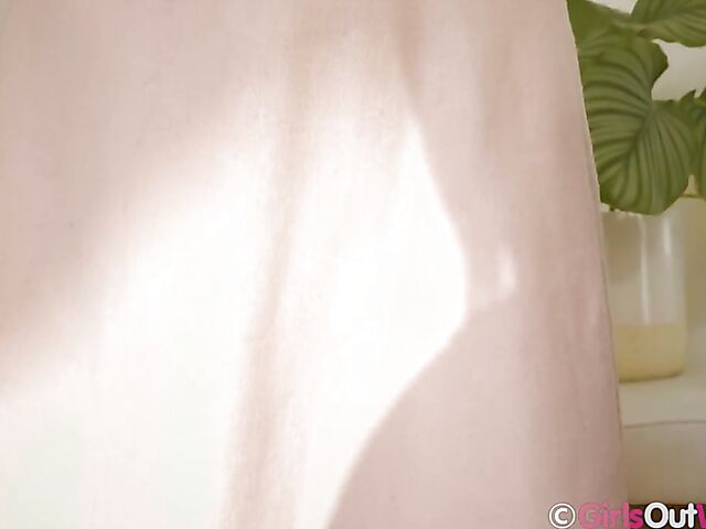 Kit Farrin - Australian big tits blonde masturbating