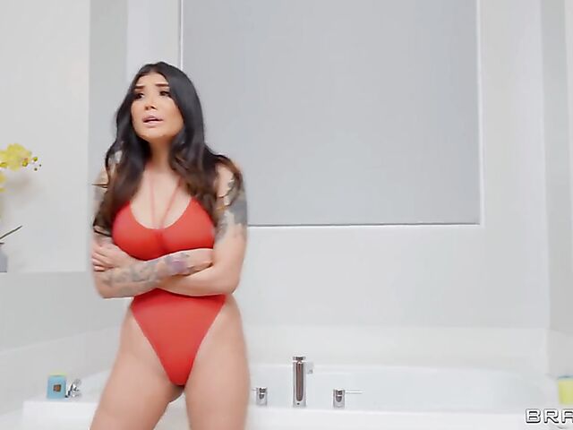 Big tits lesbian Kendra Sunderland gets eaten out by hot guard Brenna Sparks