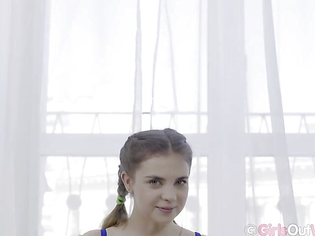 Bella Grey - Teen fingering solo by the window in the morning