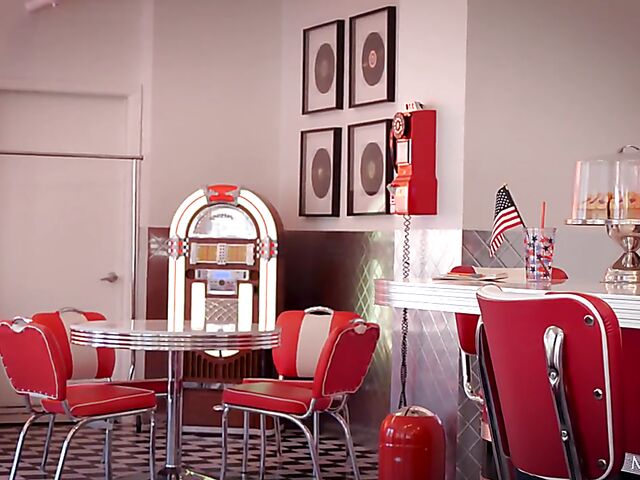 Izzy Lush - Slim girl masturbating at the diner