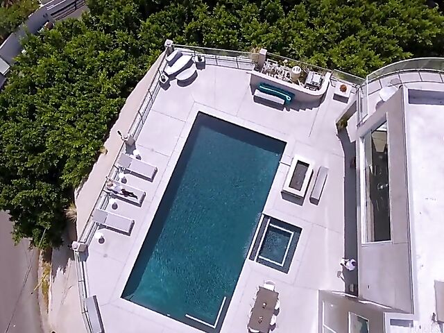 Big fake boobs and thigh-high boots on classy MILF Jesse Jane