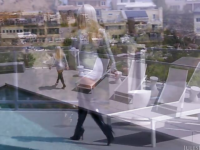 Big fake boobs and thigh-high boots on classy MILF Jesse Jane